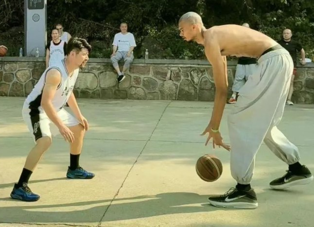 文班亚马被授予少林一段！修行不忘老本行：赤膊与马刺球迷打篮球