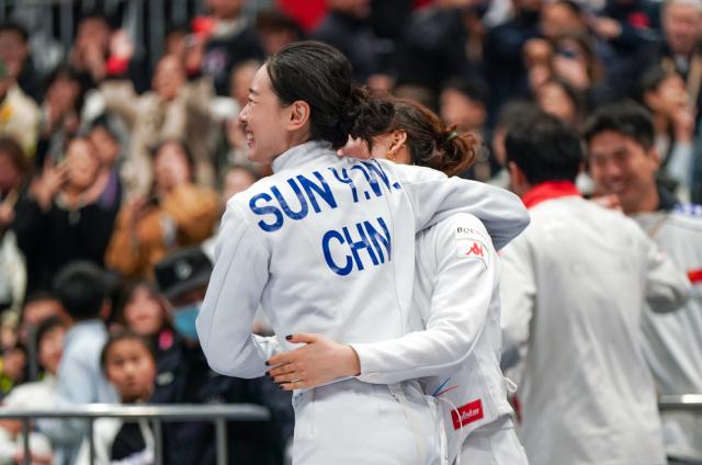 华体会下载-中国击剑15人出征巴黎奥运 孙一文领军冲女重金牌