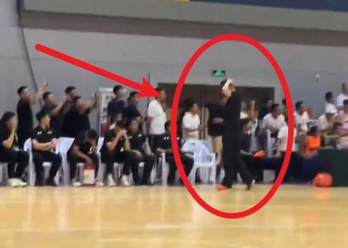 华体会体育官方网-给机会不中用啊！张文逸绝杀出手走步 杜锋摸头苦笑&amp;amp;想伸手又收回